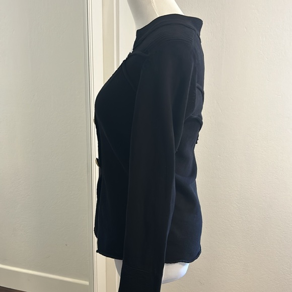 Stunning and classic cardigan sweater with ornamental brass buttons - Picture 5 of 8